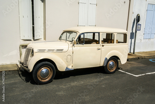 Ancienne voiture utilitaire © Pictures news