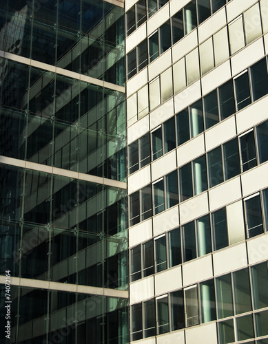Fenêtres d'immeuble de bureaux
