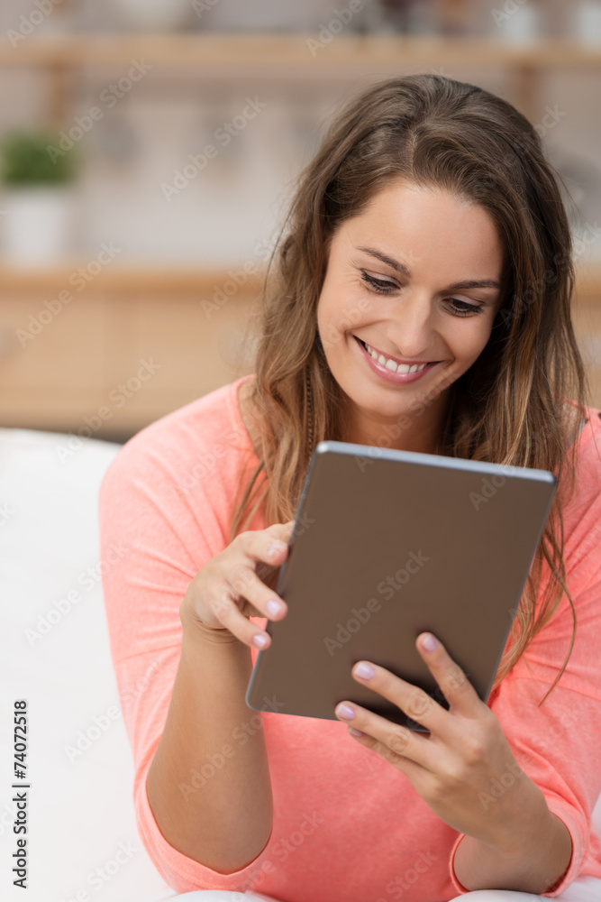 entspannte frau schaut auf ihr tablet-pc entspannte frau schaut auf ihr tablet-pc