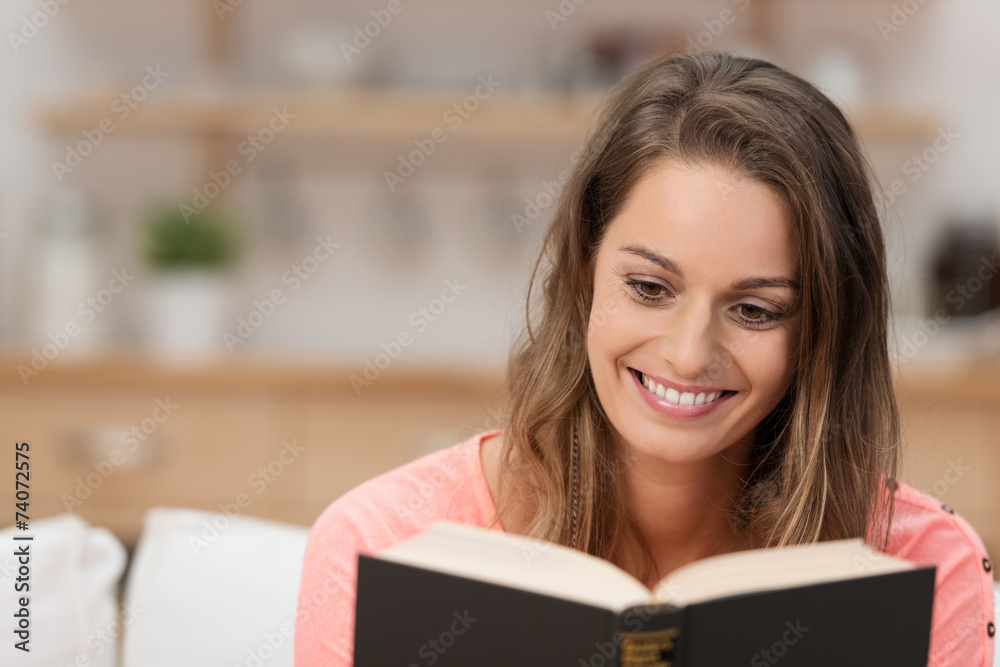 glückliche frau liest ein buch zu hause glückliche frau liest ein buch zu hause