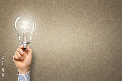 Hand mit Lampe vor einer Tafel