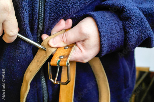 tighten one's belt