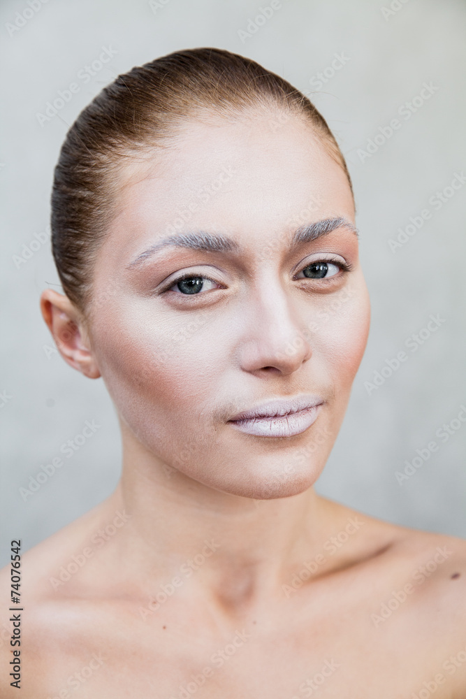 Neat young skin and big lips, stylish hairstyles Neat young skin and big lips, stylish hairstyles