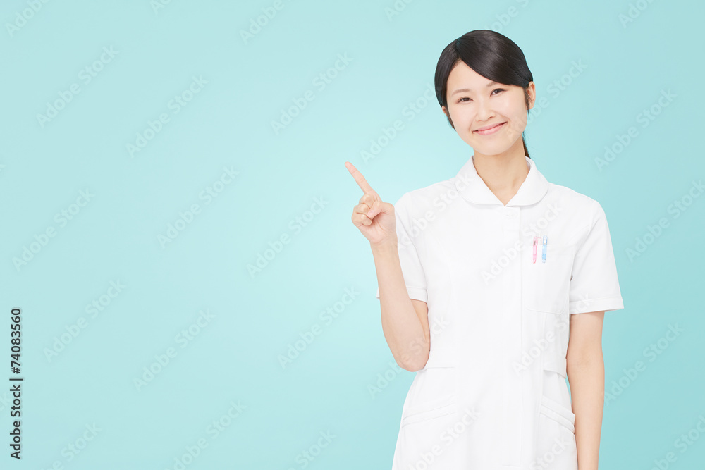 指差すナース