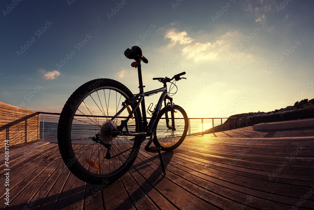 Fototapeta premium silhouette of mountain bike at sunset