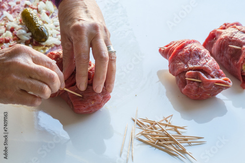 Rouladen vom Rind werden vorbereitet und zubereitet photo