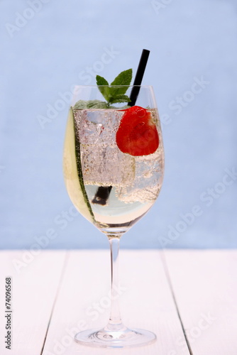 Cocktail mit Gurke, Erdbeere im Weinglas
