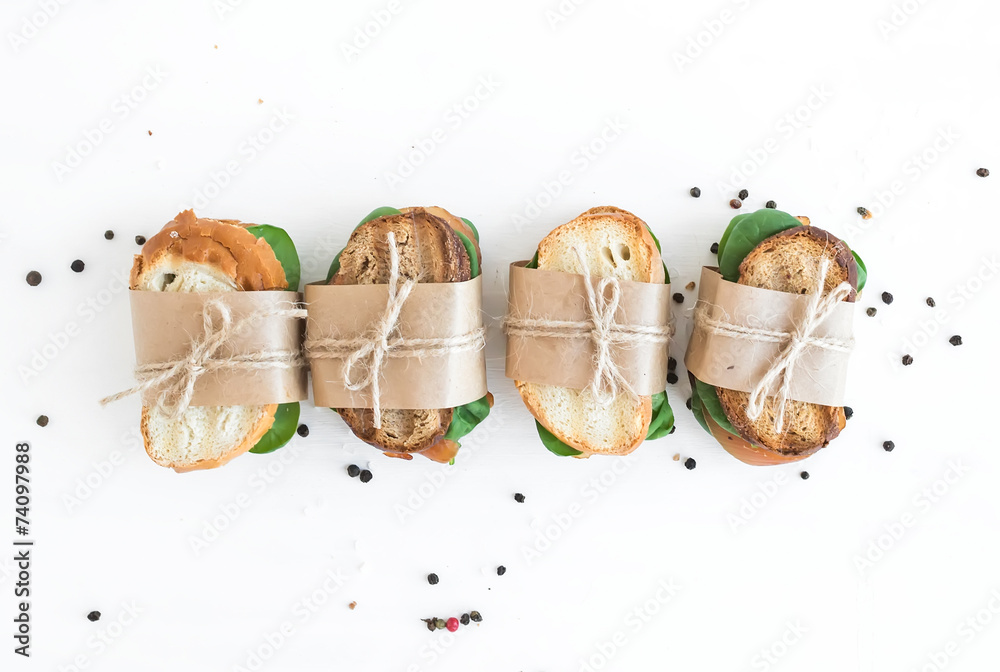 Fotobehang Assortiment Broodjes kip en spinazie in een handomdraai in kraftpapier gewikkeld #74097988