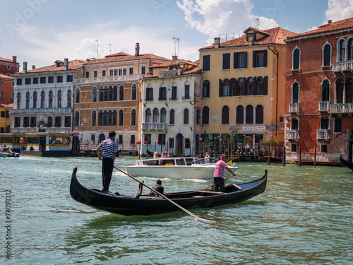 Gondole Gondoliers à Venise grand canal © Thierry Lubar