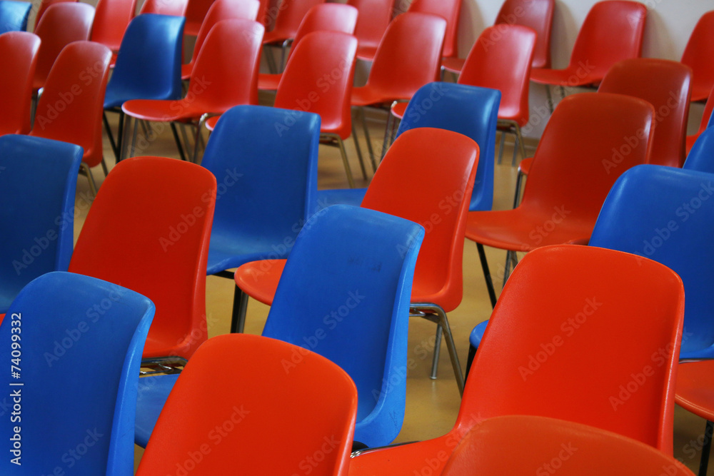 Fototapeta premium Sedie rosse e blu