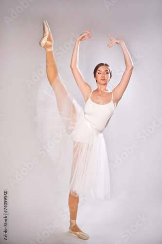 Красивая гибкая балерина