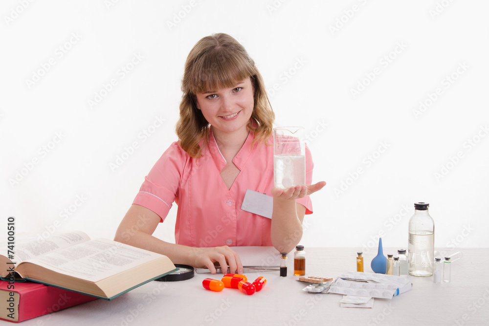 Student pharmacist prepared the right medicine Student pharmacist prepared the right medicine