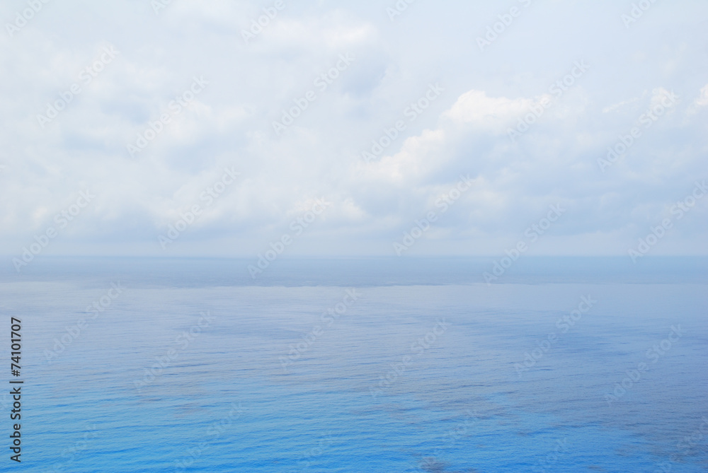 Obraz premium Blue open sea water under cloudy sky