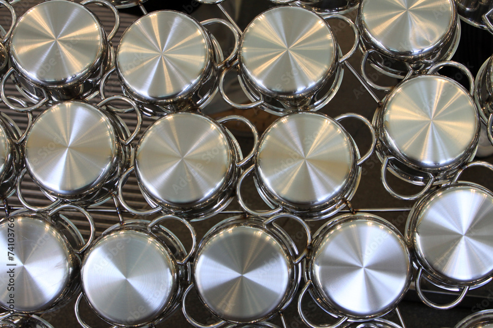 eine Vielzahl von Edelstahltöpfen