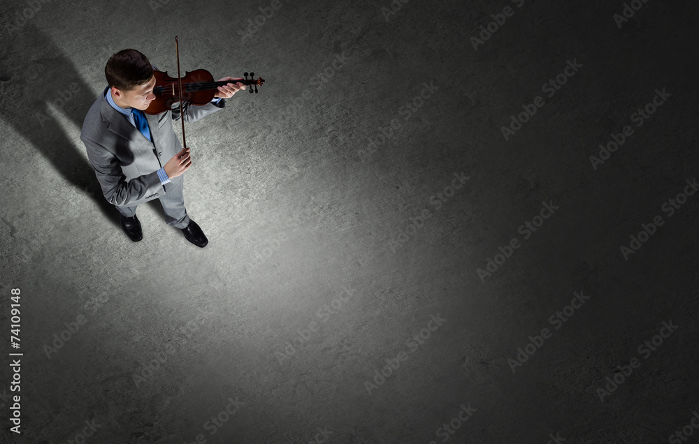 Obraz premium Businessman with violin