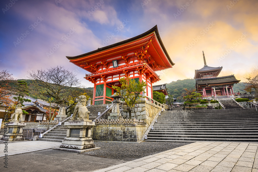 Naklejka premium Kioto, Japonia Świątynia buddyjska Kiyomizu-dera
