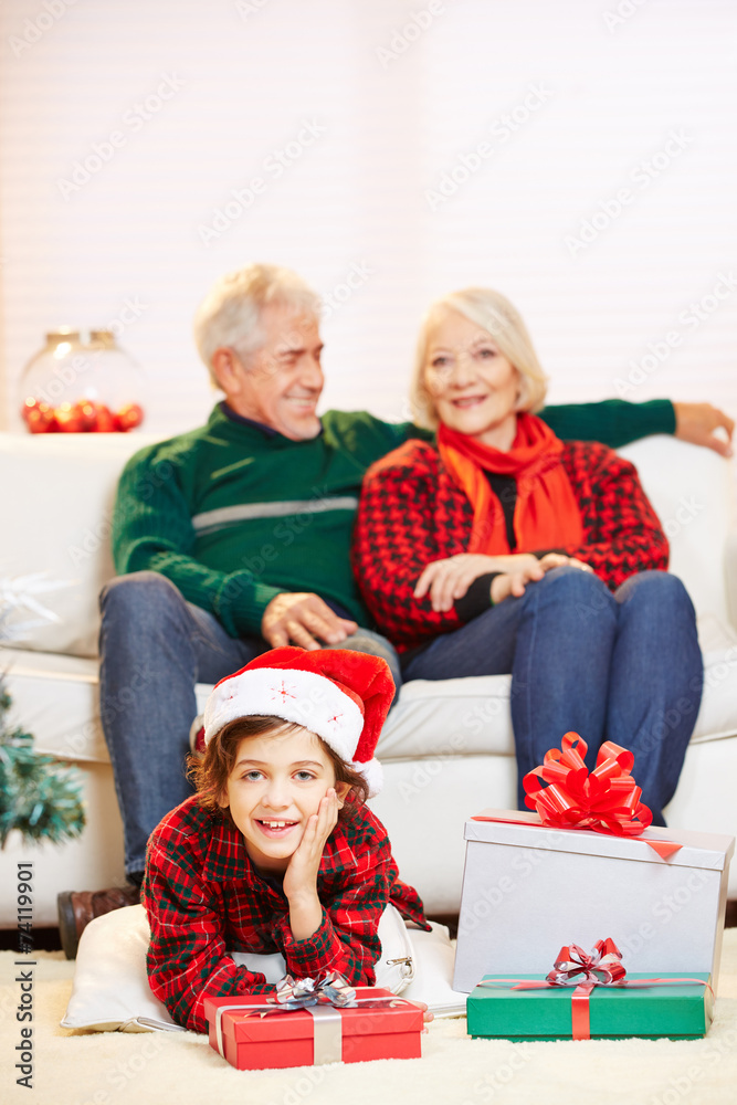 Kind mit Geschenken von Großeltern zu Weihnachten