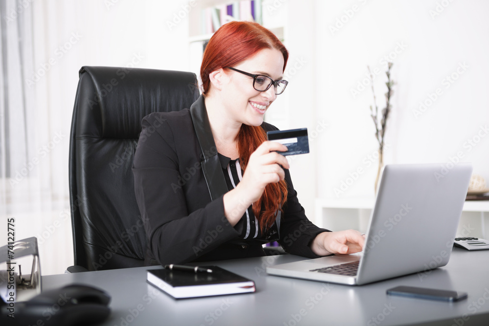 Junge Geschäftsfrau kauft online etwas und tippt Junge Geschäftsfrau kauft online etwas und tippt