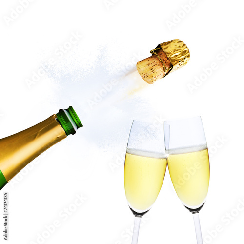Zwei Sektgläser mit Sektflasche