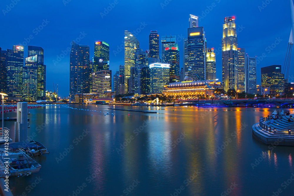 Naklejka premium Wieczór w Singapurze