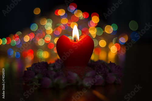 Obraz na płótnie Red heart candle with roses on mistical colored lights w salonie