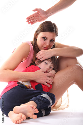 Frau beschützt ihr Kind
