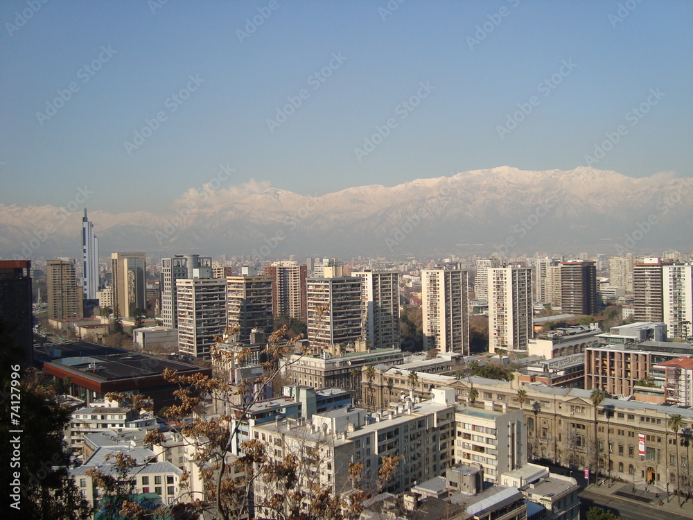 Santiago do Chile com a cordilheira ao fundo.