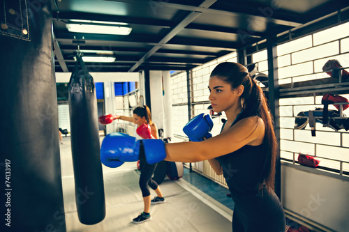 Tableau sur toile Female Boxers At Training