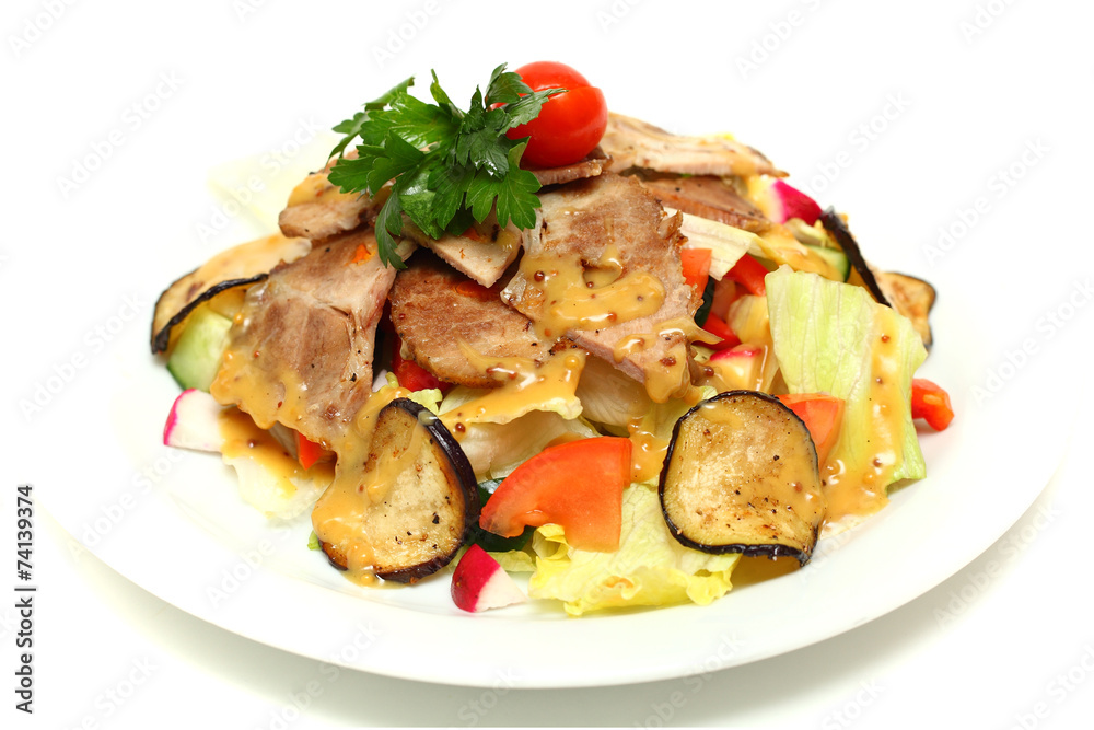 Meat with lettuce, tomatoes, zucchini, peppers and radicchio on