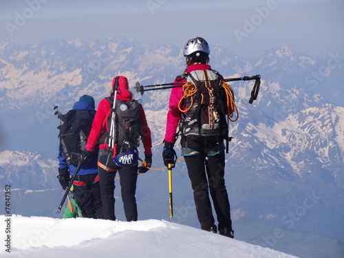 Cordée d'alpinistes dans les Alpes