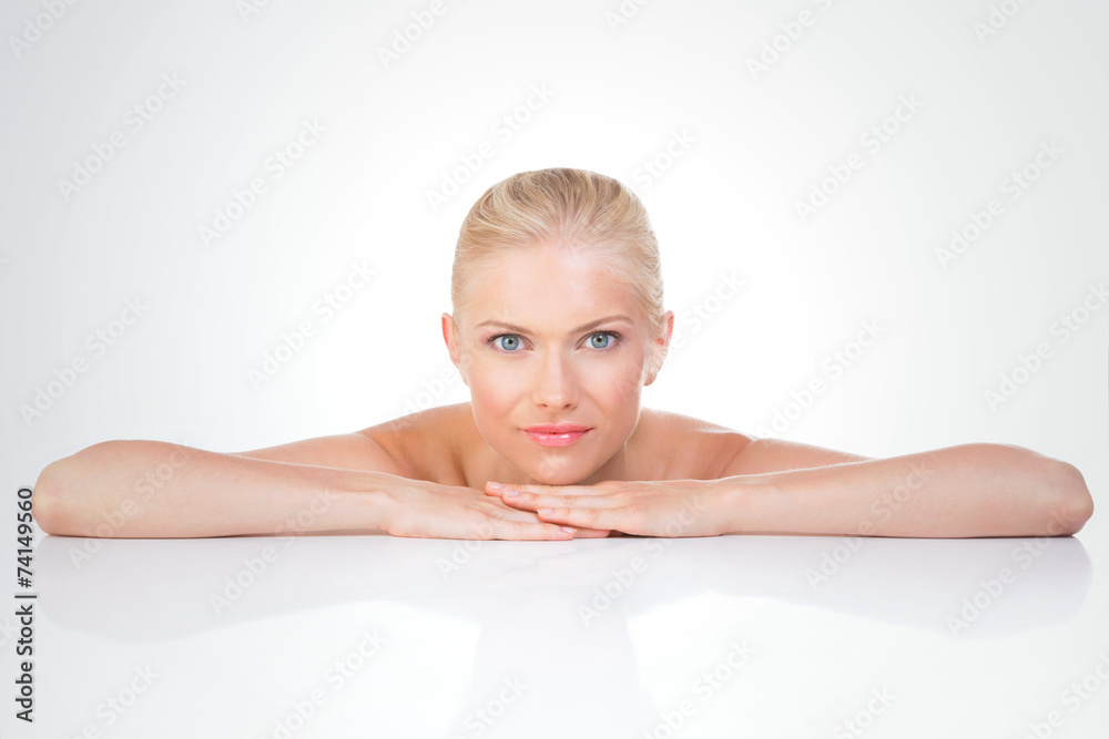 Fototapeta premium nordic beauty endorsed on her hands