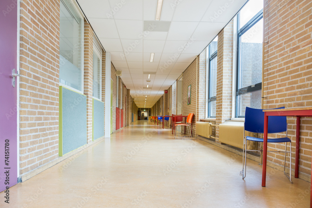 Long corridor with furniture in school building - obrazy, fototapety, plakaty 