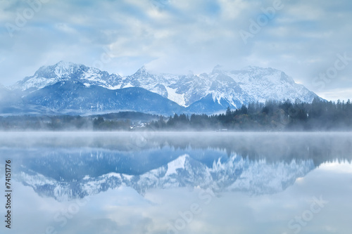 Karwendel mountain range reflected in lake © Olha Rohulya