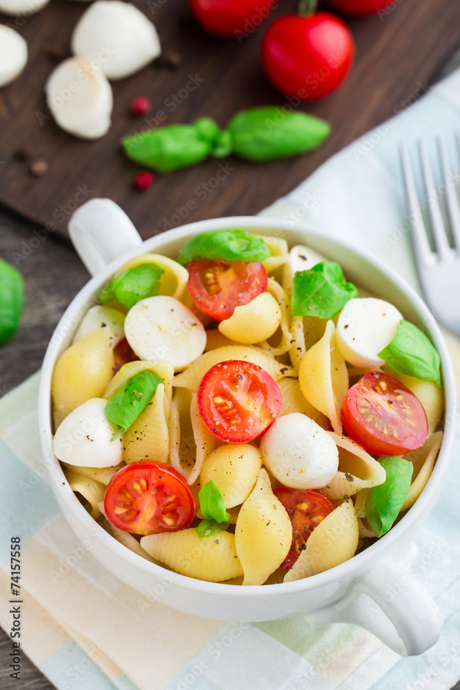 Pasta with mozzarella and tomato Pasta with mozzarella and tomato