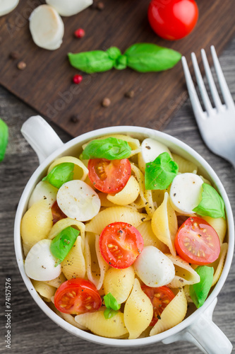 Pasta with mozzarella and tomato