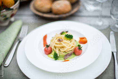spaghetti with tomatoes and broccoli