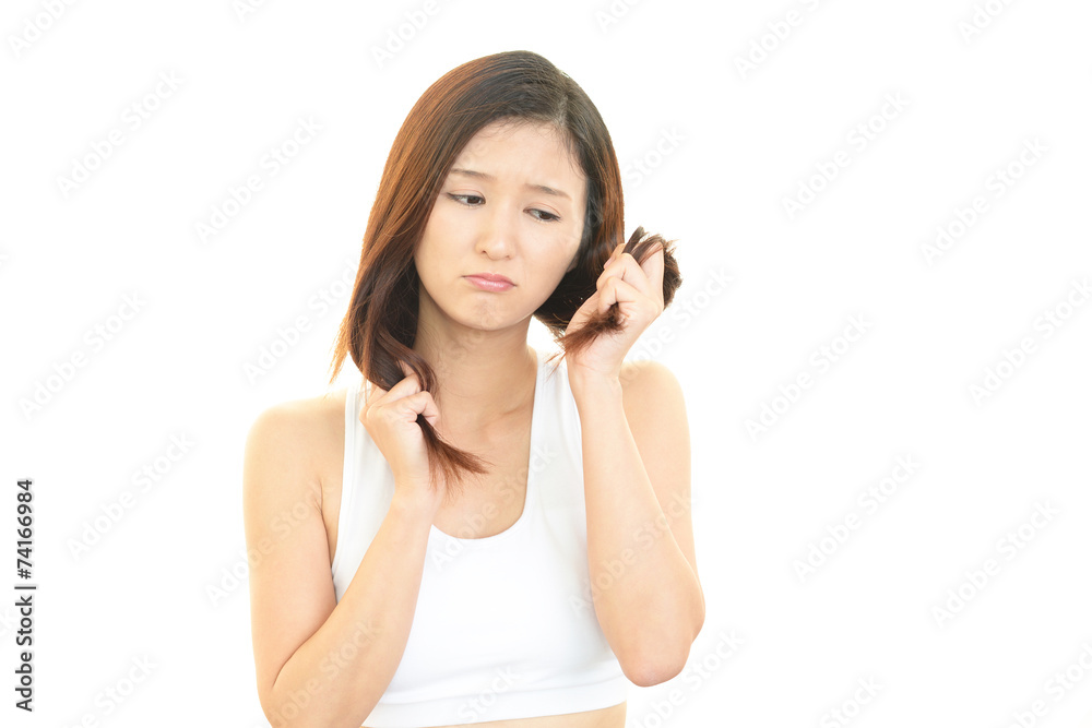 ダメージヘアの女性 ダメージヘアの女性