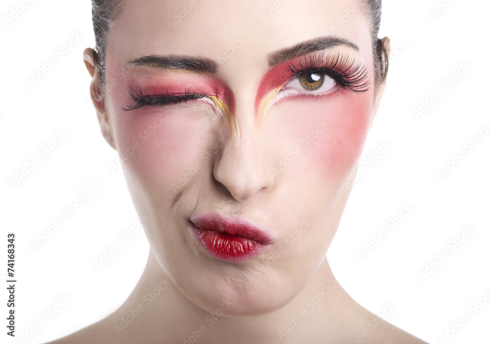 Smorfia simpatica con make-up rosso sfumato Smorfia simpatica con make-up rosso sfumato