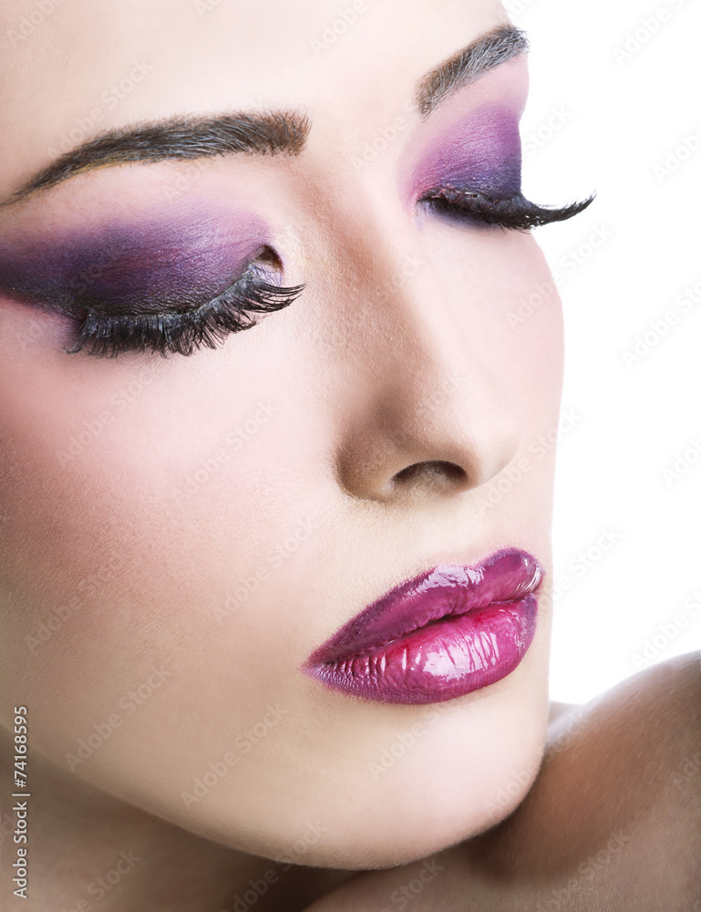 Make-up viola con occhi chiusi