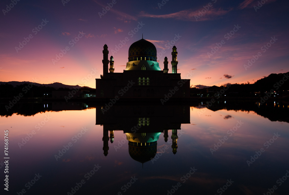 Obraz premium Kota Kinabalu mosque at dawn in Sabah, Borneo, Malaysia