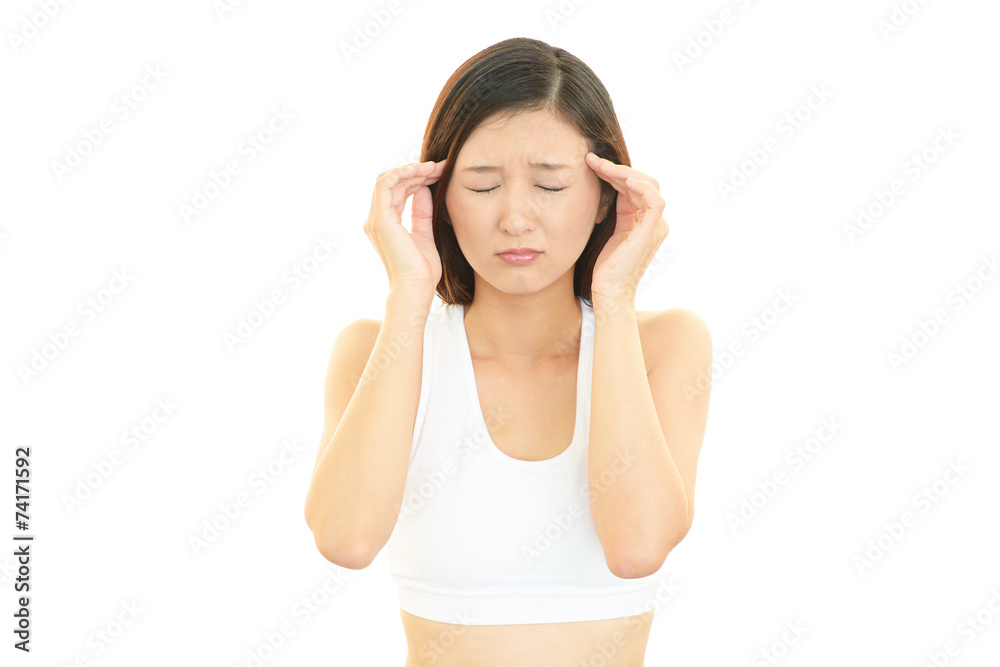 頭痛を訴える女性 頭痛を訴える女性