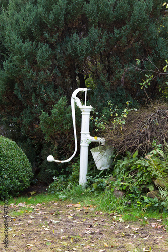 alte Gartenpumpe