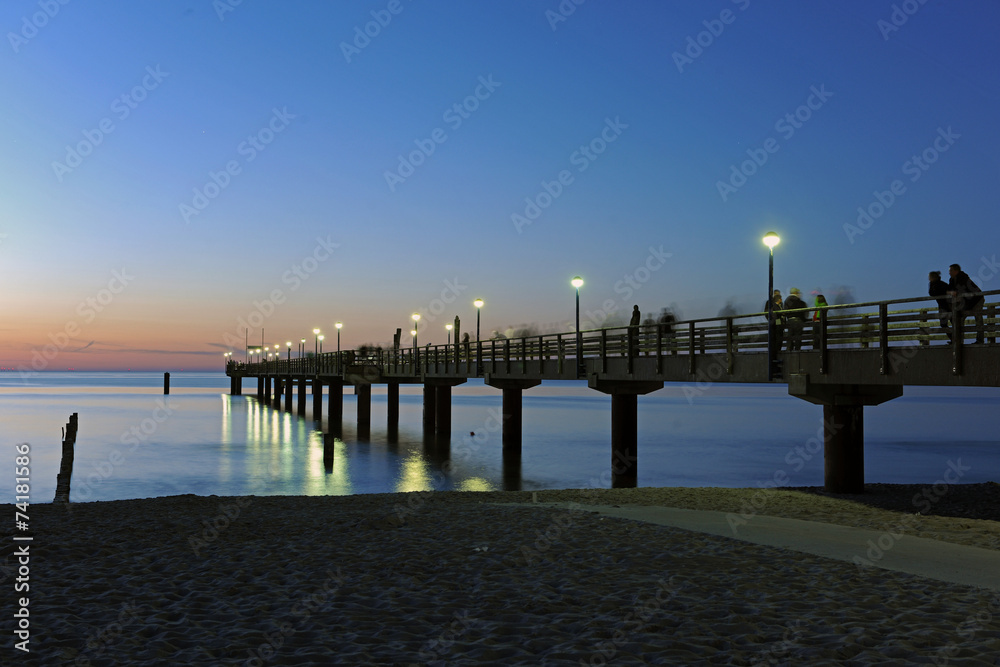Fototapeta premium Seebrücke am Darß ihn der blauen stunde