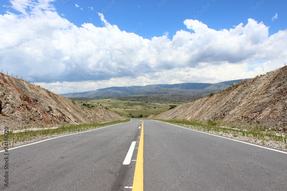 ruta entre montañas