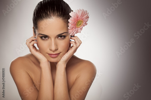 Fotografía Portrait of young beautiful woman with gerbera