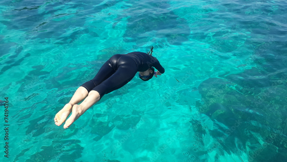 Obraz premium Asian woman jumping in the sea