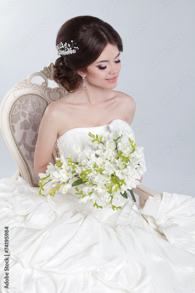 Naklejka premium Beauty Portrait of bride wearing in wedding dress with voluminou