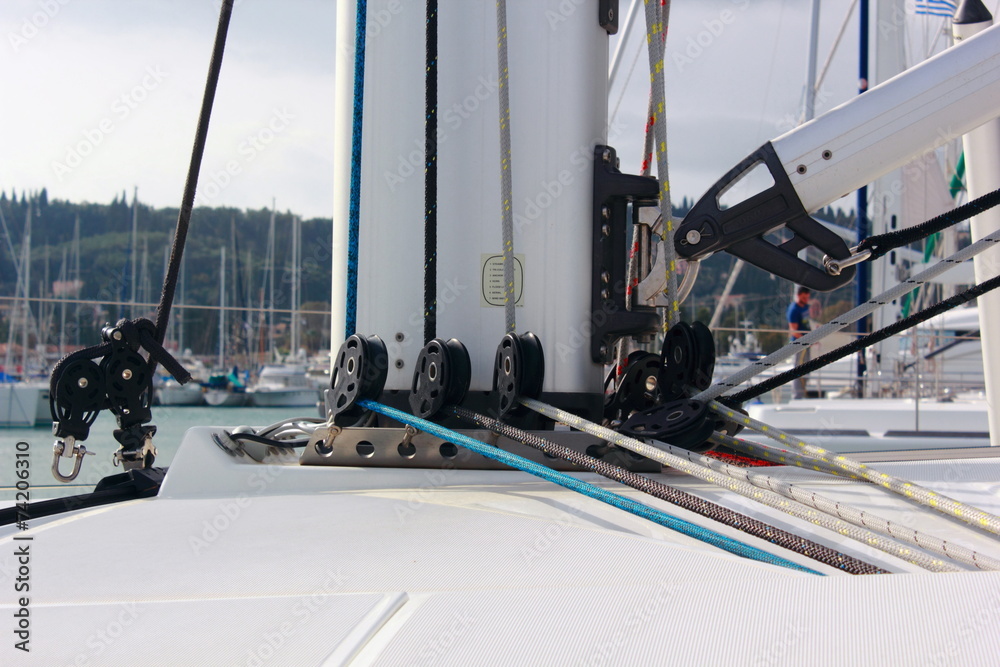 Obraz premium sailing yacht mast ropes and pulleys