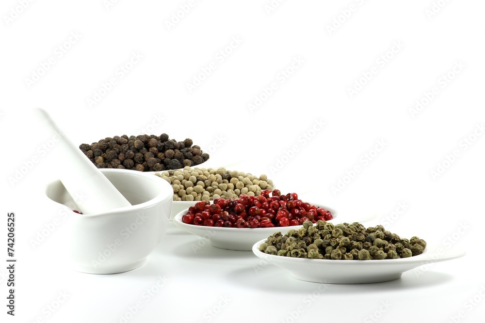 Pfefferkörner in Keramikschälchen isoliert auf weißem Hintergrund