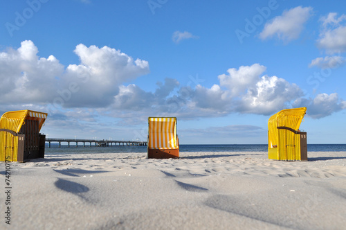 3 gelbe Strandkörbe vor der Seebrücke, Ostseestrand Binz